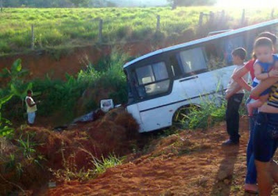 onibus_cai_ribanceira_santa maria