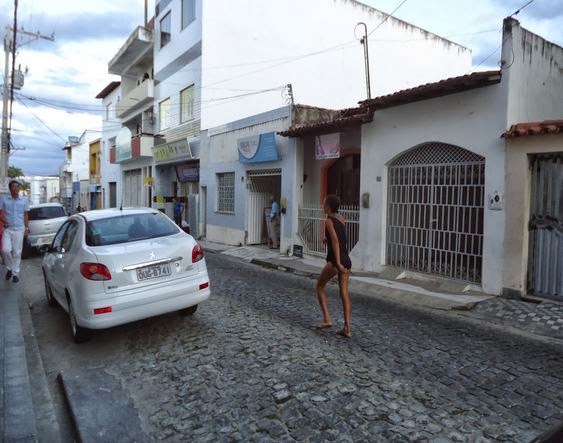 MUlher_presa-andando_nua_Itapetinga_foto-divulgação