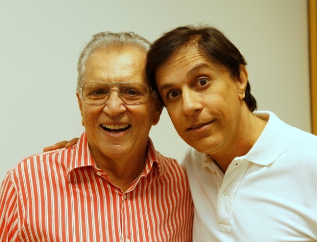 5mai2014---tom-cavalcante-posou-com-carlos-alberto-de-nobrega-no-camarim-da-praca-e-nossa-o-humorista-gravou-participacao-no-especial-de-60-anos-de-carreira-de-carlos-alberto-1399