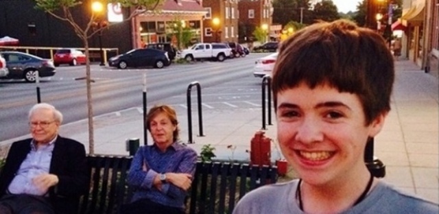 13jul2014---o-adolescente-tom-white-posta-foto-com-o-cantor-paul-mccartney-e-o-magnata-warren-buffet-ao-fundo-sentados-em-um-banco-na-cidade-de-omaha-nos-estados-unidos-1405429263
